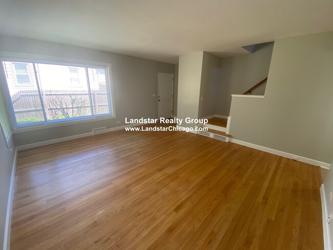 Foto del edificio - 1647 Green Bay Rd