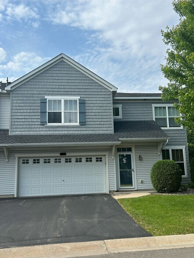 Foto principal - CHASKA TOWNHOME FOR RENT