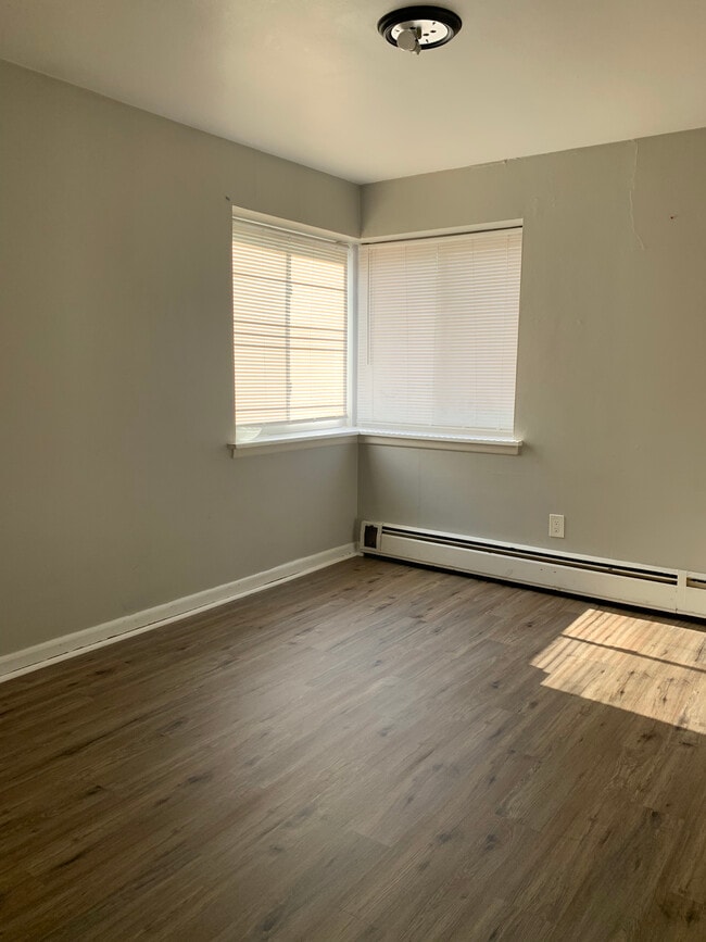 Building Photo - 6636 W Fairview Ave