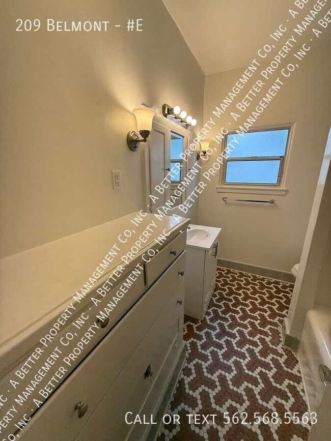 Building Photo - 209 Belmont-#E