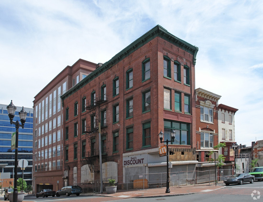 Building Photo - 426 N Market St