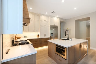 Building Photo - 13214 W Rancho Dr