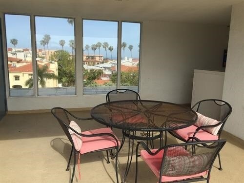 Building Photo - 722 S Broadway