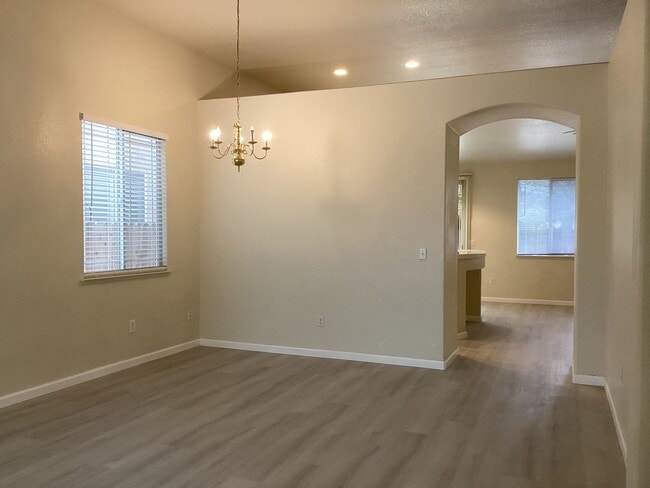 Foto del edificio - Single Story 4 bedroom home in Elk Grove