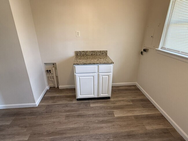 Building Photo - 651 Southwell Ln