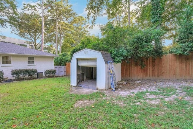 Building Photo - 2710 Dresden Dr