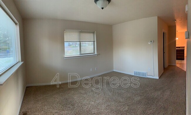Building Photo - 915-920 W Pirate Ln