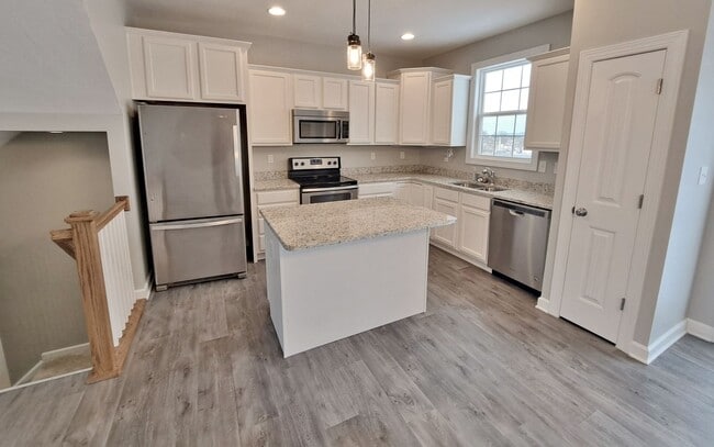 Building Photo - 3 Bed / 2-1/2 Bath  Single Family Town Home w/Attached1 Car Garage