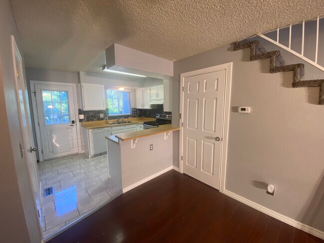 Kitchen - 10627 W Dartmouth Ave