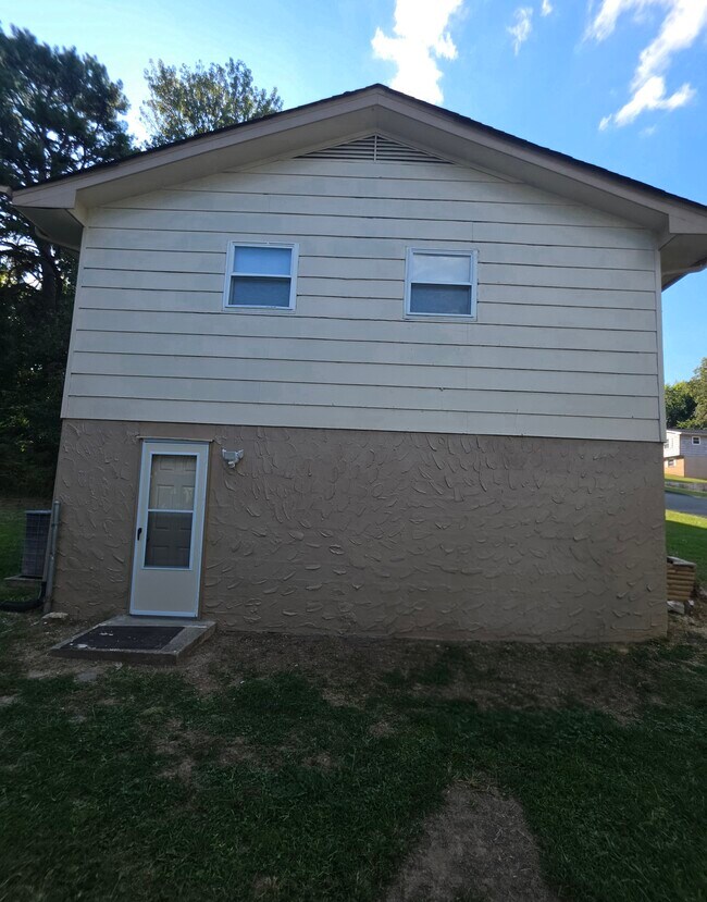 Building Photo - 1424 Carousel Rd