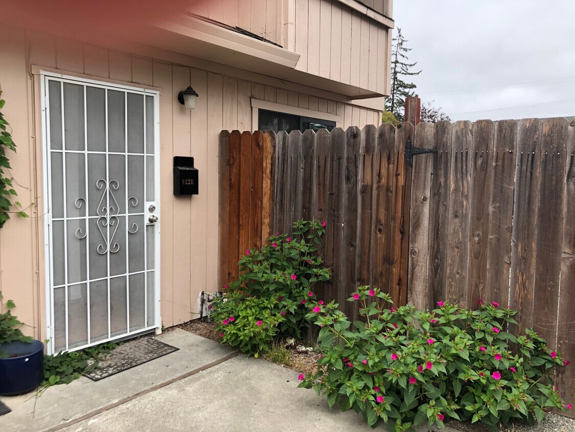 922 St., Santa Rosa, CA 95401 Townhouse for Rent in Santa Rosa