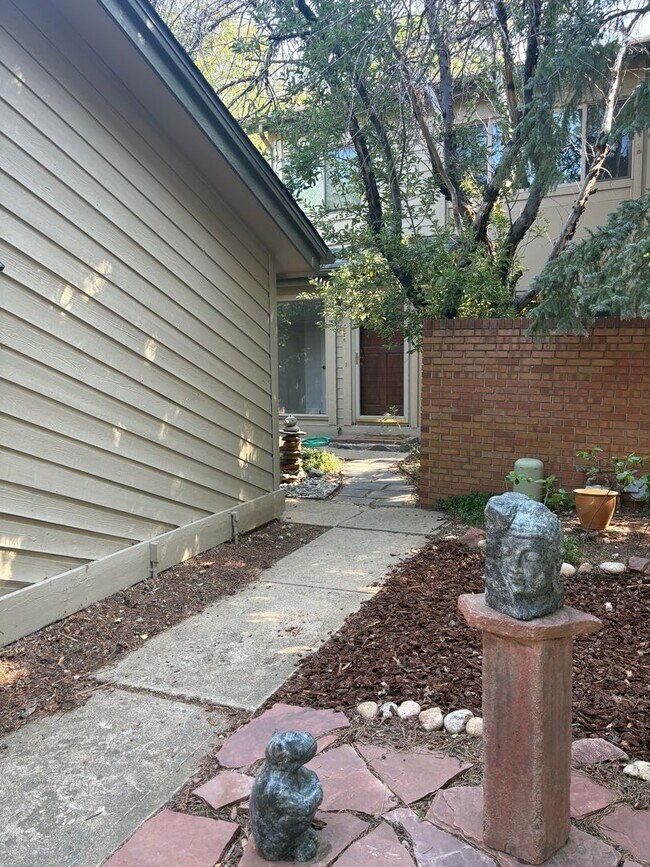 Foto del edificio - 4 Bed 3.5 Bath Wonderland Hill Townhouse