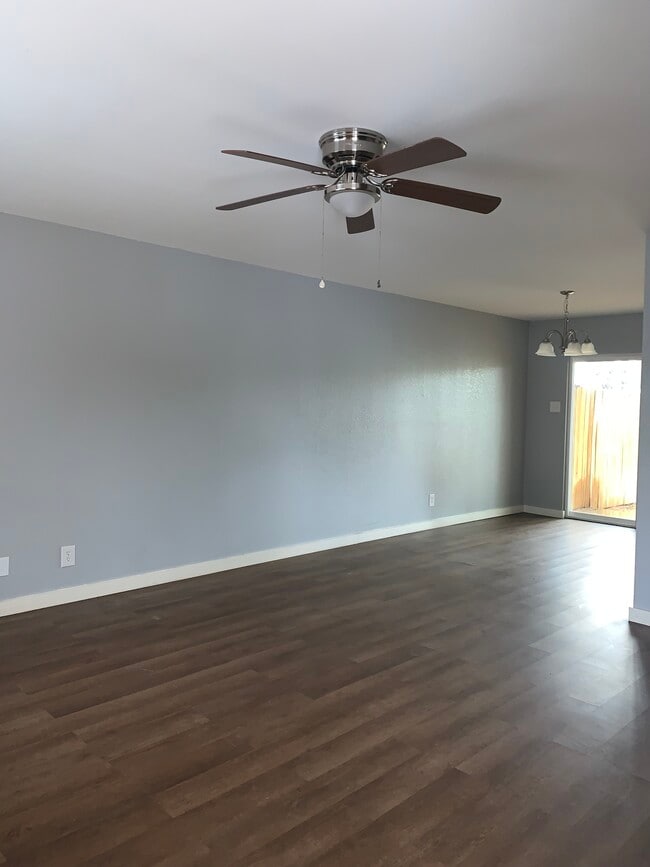 Building Photo - 907 Castle Heights Dr