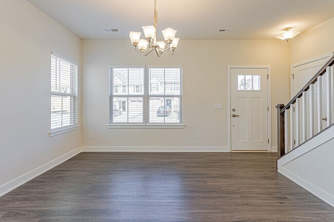 Building Photo - Townhome Convenient to Shops and Restauran...