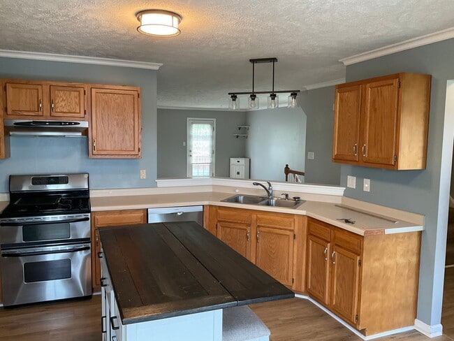 Foto del edificio - Large 3 Bedroom 2.5 bath townhome with additional finished room.