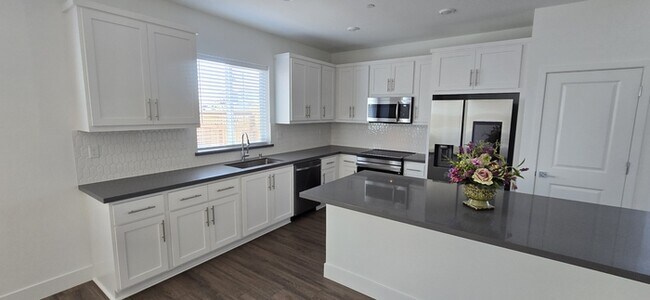 Foto del edificio - Lathrop - Gorgeous 5 Bedroom 3 Bathroom Home