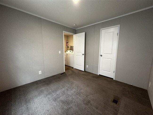 Building Photo - 111 Creek Dr