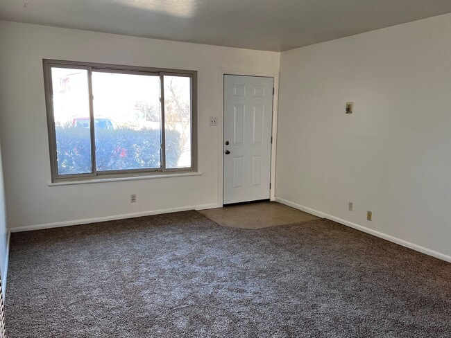 Building Photo - Nice Nob Hill Location with 3 Bedrooms