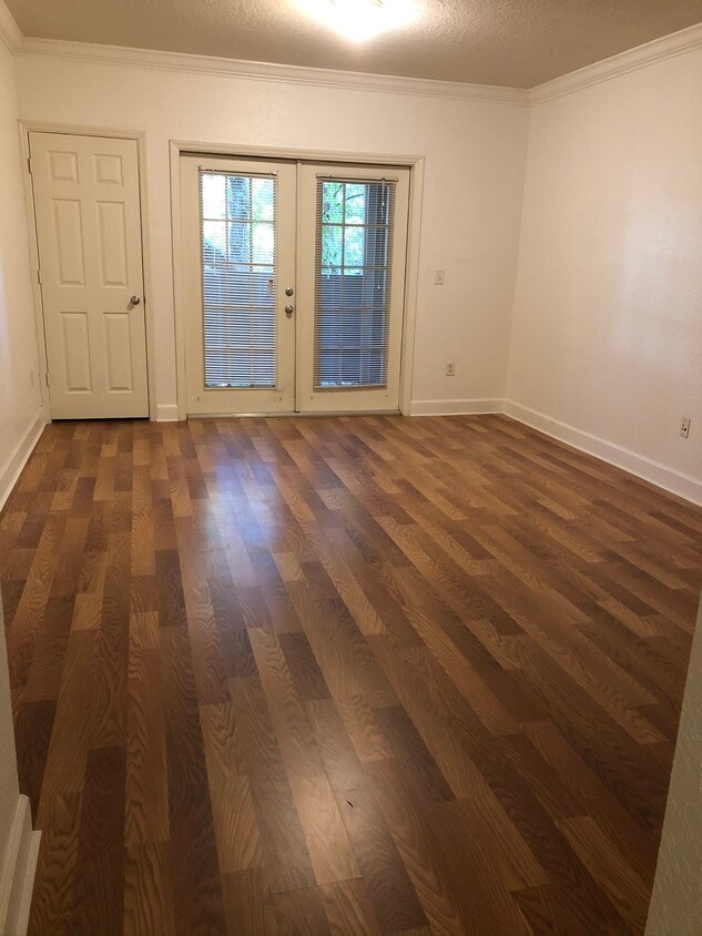 Living room - 304 E South St