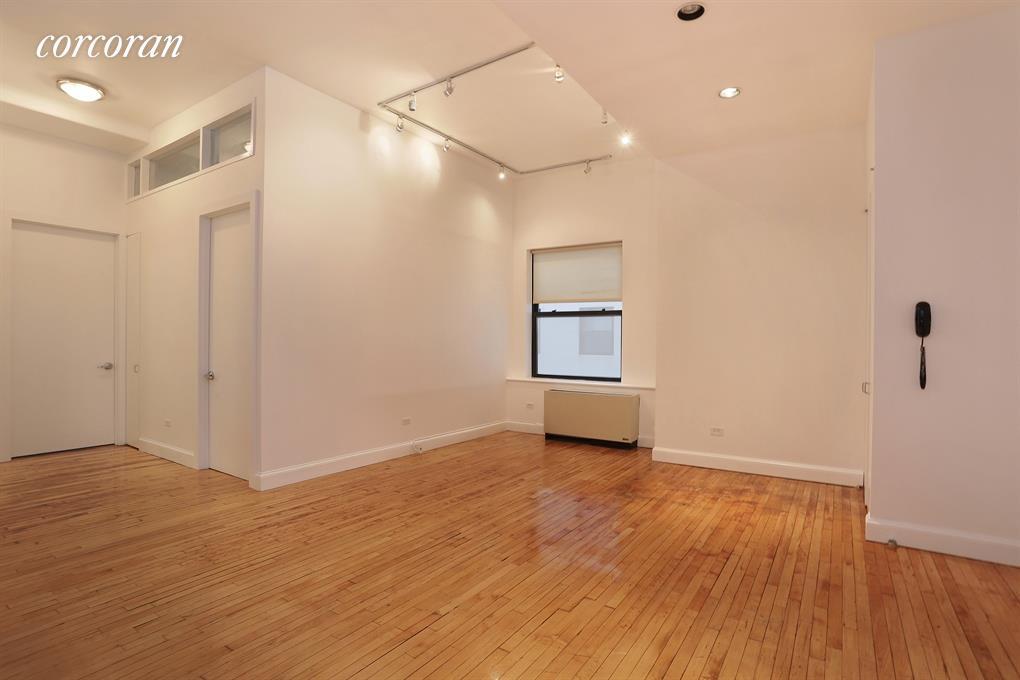 Primary Photo - 65 W 13th St