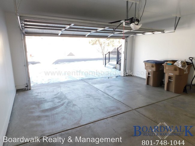 Building Photo - 3 br, 3 bath House - 13433 S Minuteman Dr #24
