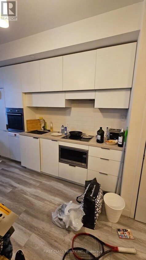 Building Photo - 8 Eglinton Ave E