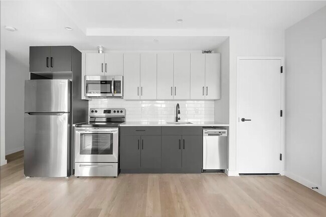 Building Photo - 990 Woodycrest Ave