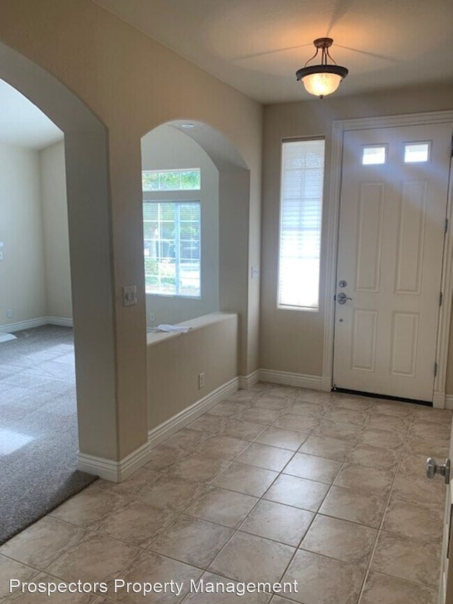 Building Photo - 3 br, 2 bath House - 585 Calle Viento