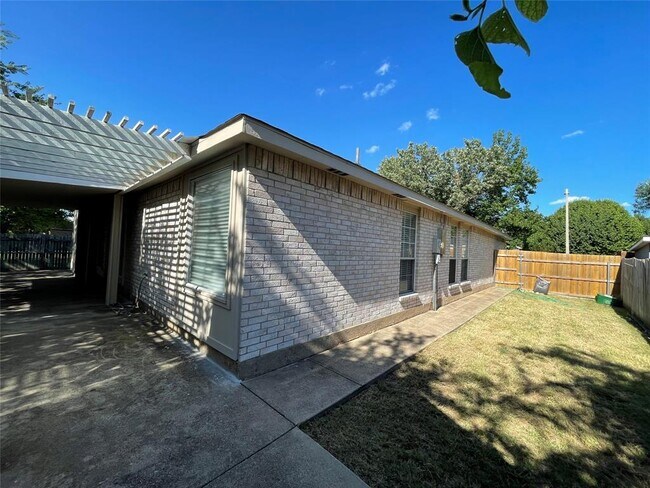 Foto del edificio - 4325 Fairmont Dr