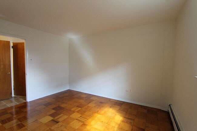 Foto del edificio - 8244 Woolston Ave