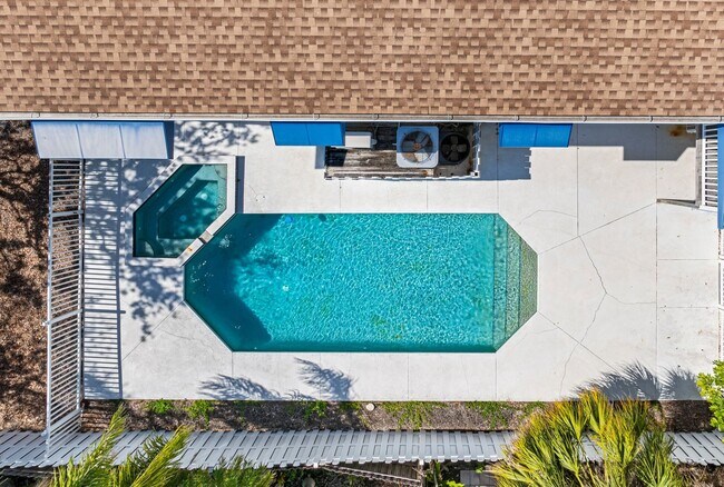 Foto del edificio - Steps to One of the Finest Beaches – Spaci...