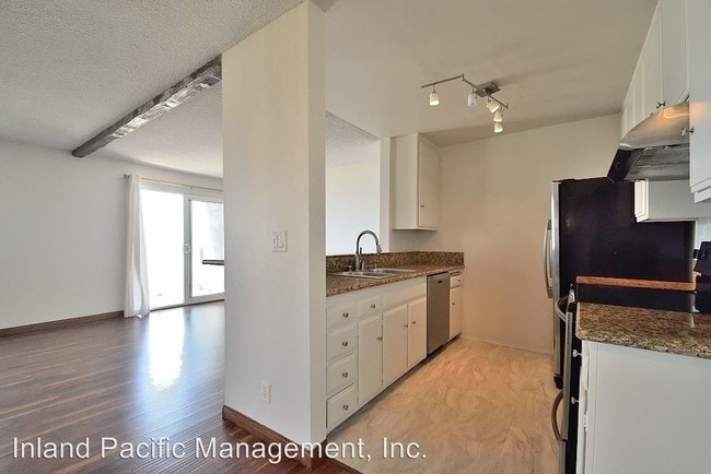 Building Photo - 2120 The Strand