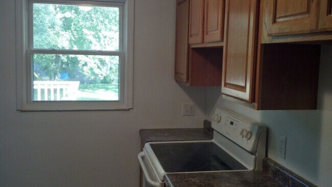 Foto del edificio - Three bedroom, one bath, huge backyard