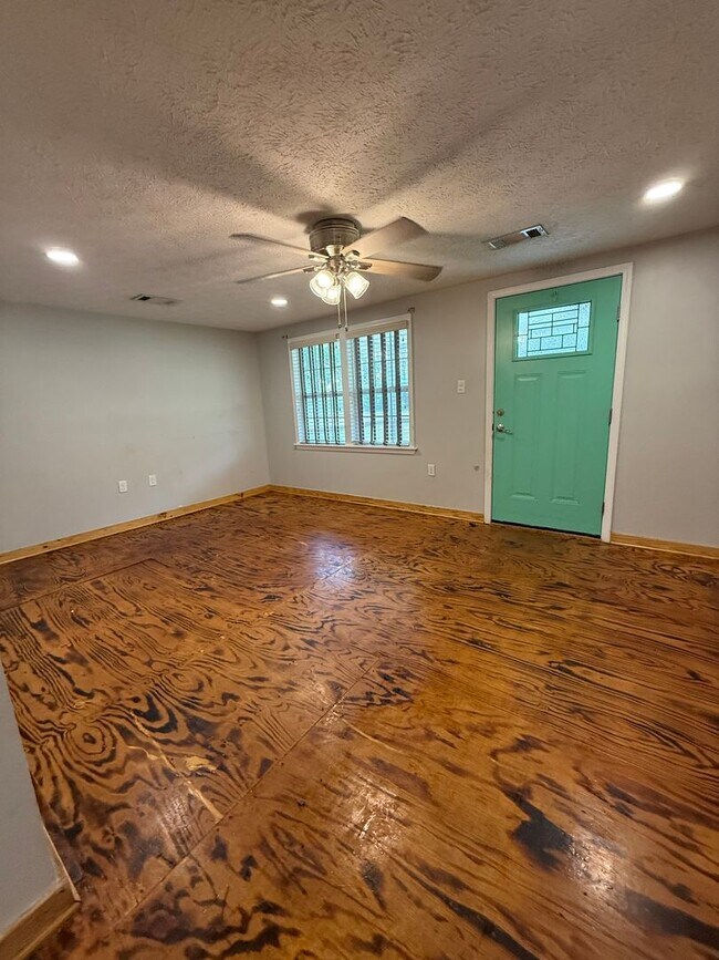 Building Photo - 3 Bed 2.5 Bath Home