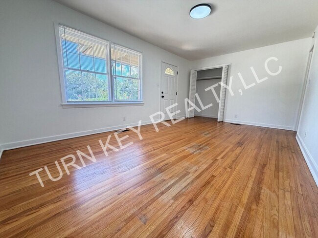 Building Photo - 1708 Rogina St