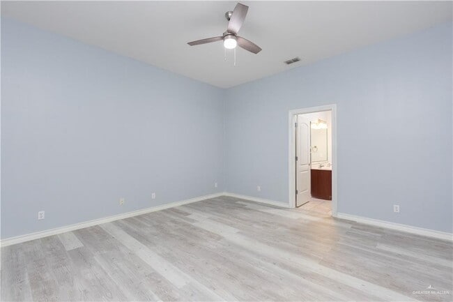 Building Photo - 13 Excalibur St