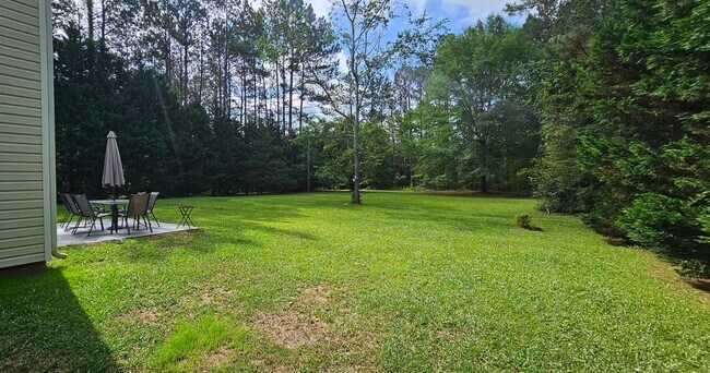 Building Photo - Commanding Curb Appeal, Conveniently Place
