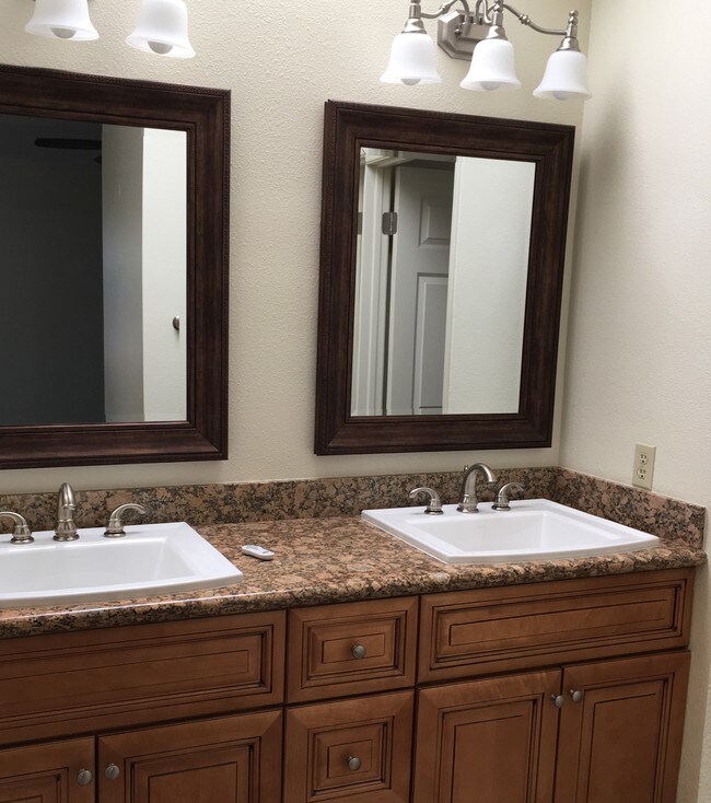 Foto del edificio - 806 Skysail Ave