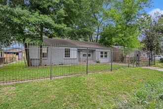 Building Photo - 9414 Rosehaven Dr