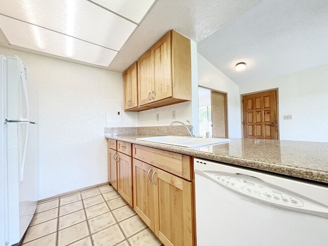 Building Photo - Pet Friendly Aiea Townhouse