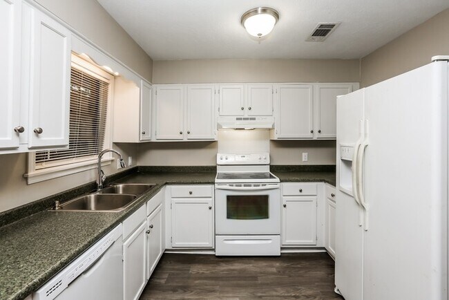 Building Photo - Lovely 3 Bedroom Brick Home