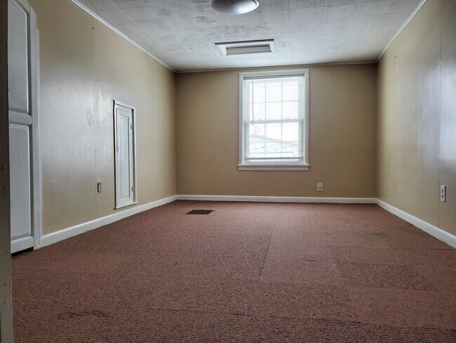 Building Photo - 220 W Poplar St