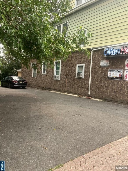 Building Photo - 673 Clifton Ave