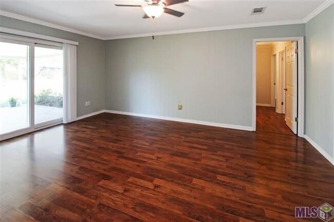 Building Photo - Three Bedroom Home With A Large Bonus Room