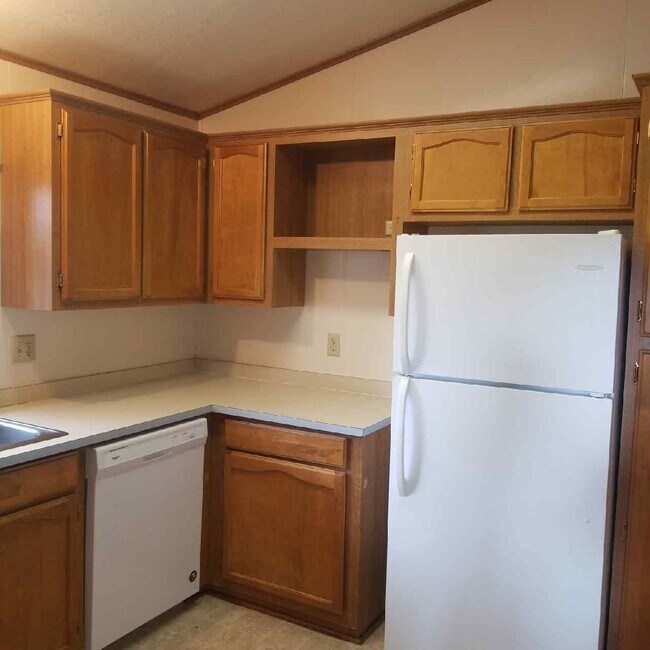 Building Photo - Welcoming and Spacious 3 Bedroom 2 Bathroo...