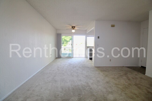 Foto del edificio - Mira Mesa, 10805 Camino Ruiz #46, Upper Un...