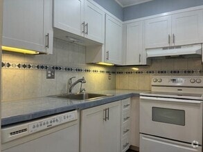 Building Photo - 2831 Somerset Dr
