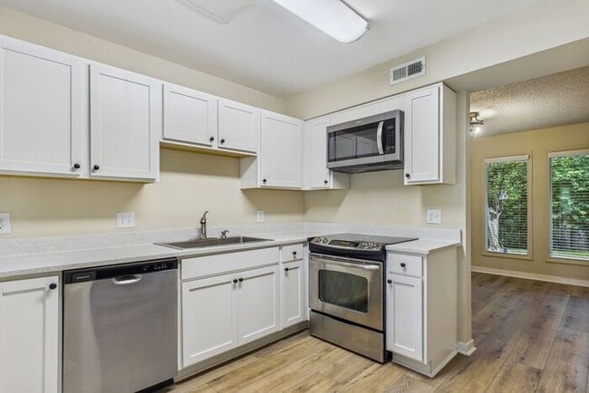 Building Photo - Charming 3-Bedroom Townhome in Sunset Woods