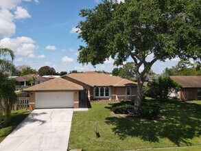 Building Photo - 790 SE Ablett Ln
