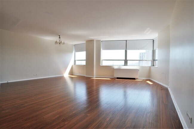 Building Photo - 5701 N Sheridan Rd